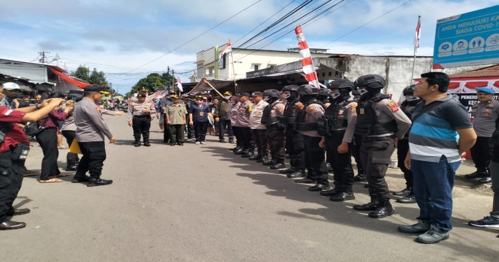 Polisi Kawal Eksekusi Tanah Dan Bangunan Oleh PN Bitung Di Girian Weru Satu