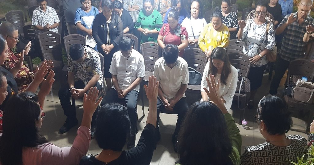 Berlangsung Khidmat, Pendeta Dan Pelsus GMIM Gelar Doa Bersama Untuk Pasangan HH-RM