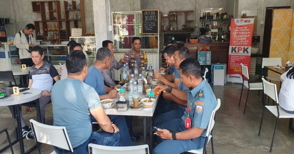 Pererat Sinergitas TNI – POLRI Di Kota Bitung, Kapolsek Maesa Gelar Coffee Morning Dengan PJU Dan…