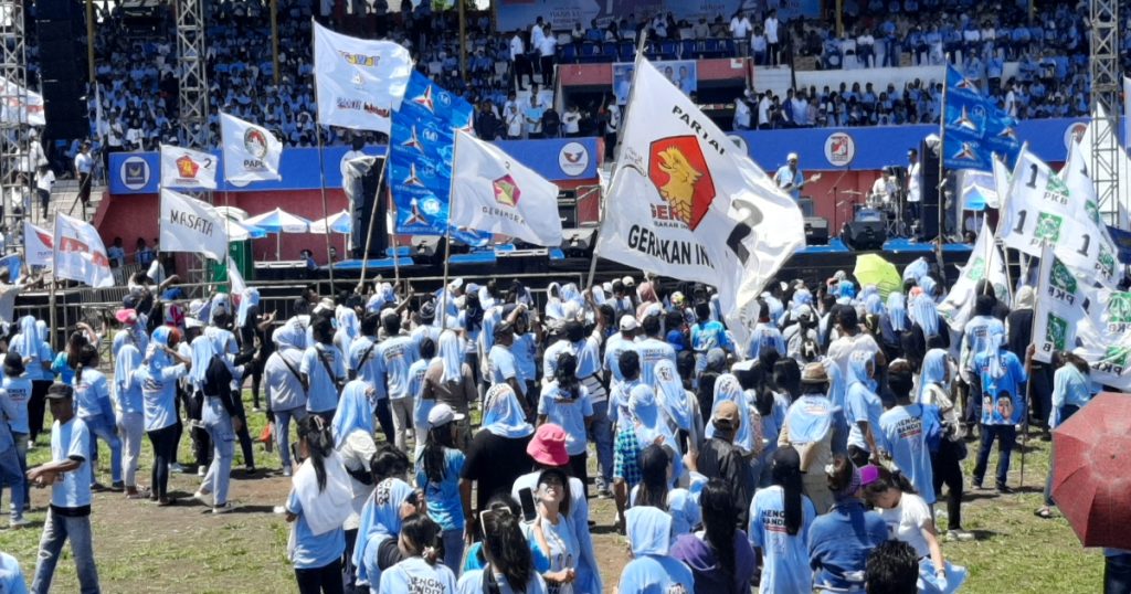 Massa Pendukung HH-RM Mulai Terkumpul Di Stadion Duasudara, Tetap Semangat Dibawah Terik Matahari