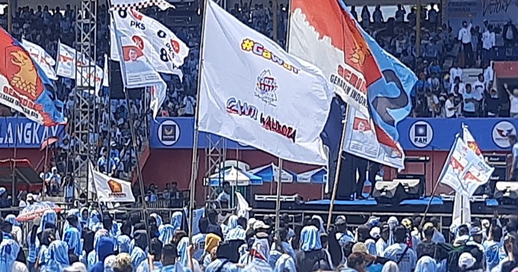 Bendera “Ganti Walikota” Berkibar Di Kampanye Akbar Hengky-Randito