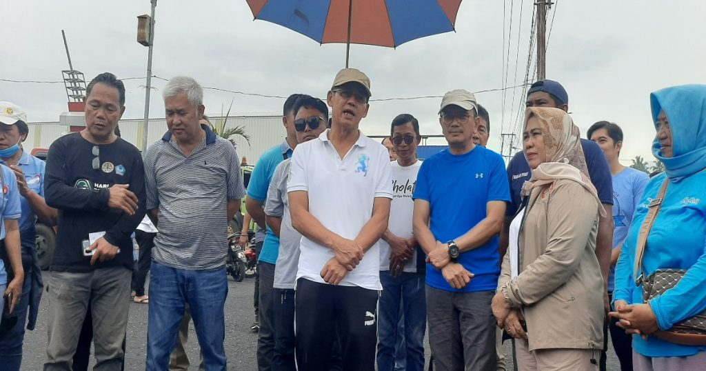 Kerahkan 7 Unit Dump Truck dan 2 unit Loader, Tim Dan Relawan HHRM Bersihkan Tumpukan Sampah