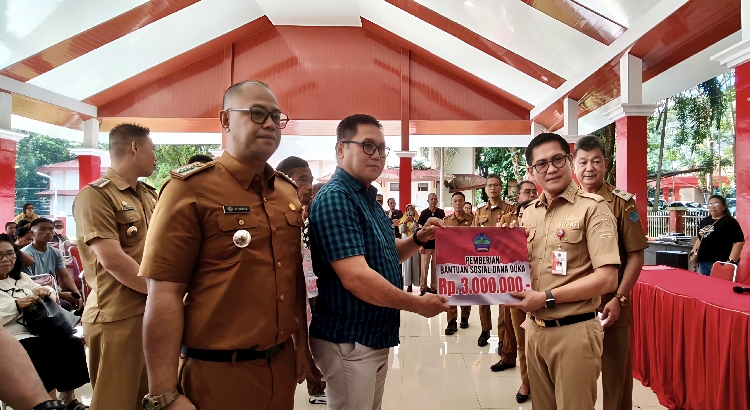 Ditengah Keterbatasan Anggaran, Bupati Minut Dr.Joune J.E Ganda Tetap Salurkan Bantuan Sosial Dana Duka